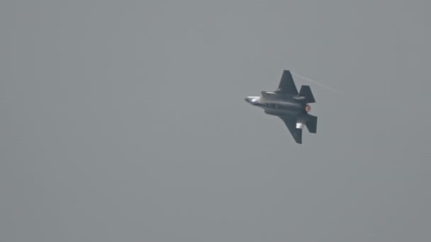 Abd Hava Kuvvetleri Yüksek Hızlı Uçuş Sırasında Hayalet Savaş Uçağı — Stok video
