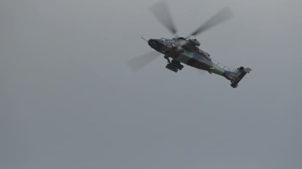 Airbus 665 Tigre Katonai Helikopter Búvárkodással Harci Repülési Manőverekkel — Stock videók