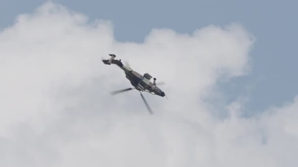 Airbus 665 Tigre Militär Helikopter Utför Dyk Och Bekämpa Flygmanövrar — Stockvideo