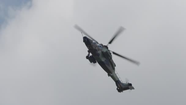 Airbus 665 Tigre Helicóptero Militar Realizando Inmersiones Maniobras Vuelo Combate — Vídeo de stock