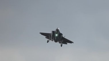 ABD Hava Kuvvetleri F-35 yüksek hızlı uçuş sırasında hayalet savaş uçağı