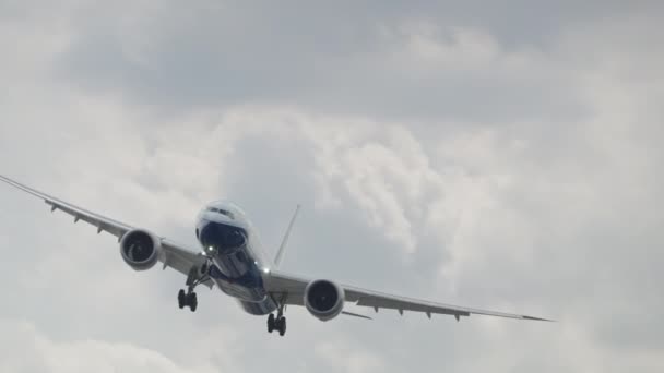Nagy Sugárhajtású Repülőgép Repülés Közben — Stock videók