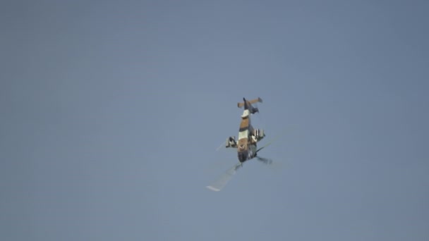 空中客车H 665 Tigre军用直升机进行俯冲和作战飞行演习 — 图库视频影像