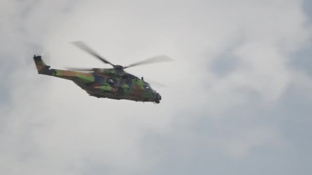 Militär Helikopter Utför Dyk Och Bekämpa Flygmanövrar — Stockvideo
