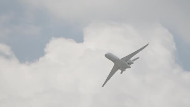 大型私人喷气式飞机在云层下飞行 — 图库视频影像