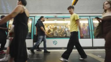 Paris, Fransa. 25 Haziran 2023. İnsanlar metro istasyonlarında kalabalık trenlere biniyor.