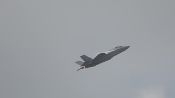 Airforce Stealth Fighter Jet Højhastighedsflyvning – Stock-video