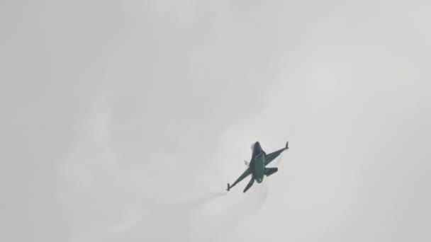 航空ショー中のF 16戦闘機 — ストック動画