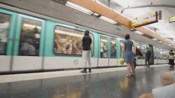 Parijs Frankrijk Juni 2023 Mensen Stappen Drukke Treinen Metrostations — Stockvideo