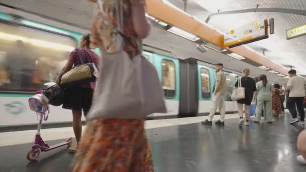 法国巴黎 2023年6月25日地铁车站上挤满了人 — 图库视频影像