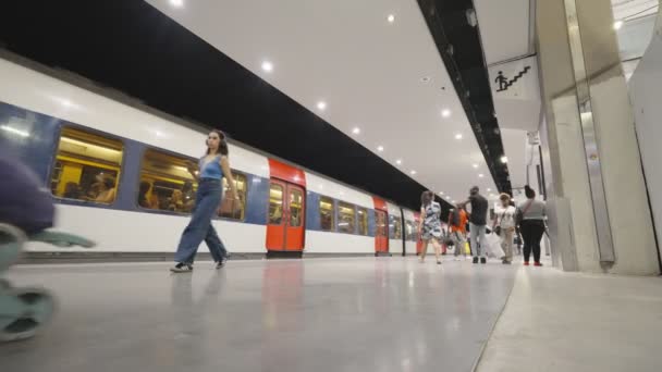 Parigi Francia Giugno 2023 Persone Bordo Treni Affollati Nelle Stazioni — Video Stock