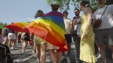 Paris, Fransa. 24 Haziran 2023. İnsanlar her yıl düzenlenen LGBTQ hakları geçit töreninde şehir sokaklarında yürüyor..