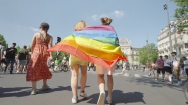 Paris, Fransa. 24 Haziran 2023. İnsanlar her yıl düzenlenen LGBTQ hakları geçit töreninde şehir sokaklarında yürüyor..