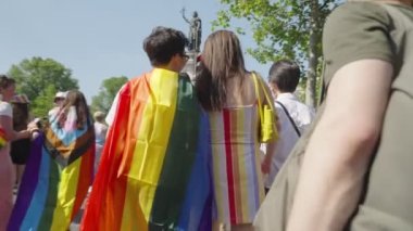 Paris, Fransa. 24 Haziran 2023. İnsanlar her yıl düzenlenen LGBTQ hakları geçit töreninde şehir sokaklarında yürüyor..