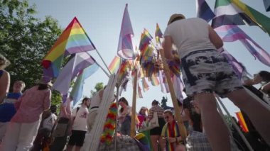 Paris, Fransa. 24 Haziran 2023. İnsanlar her yıl düzenlenen LGBTQ hakları geçit töreninde şehir sokaklarında yürüyor..
