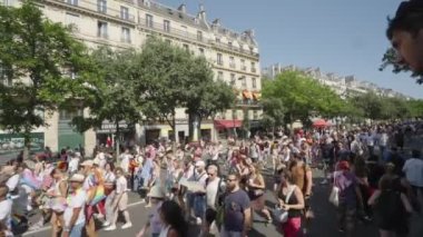 Paris, Fransa. 24 Haziran 2023. İnsanlar her yıl düzenlenen LGBTQ hakları geçit töreninde şehir sokaklarında yürüyor..