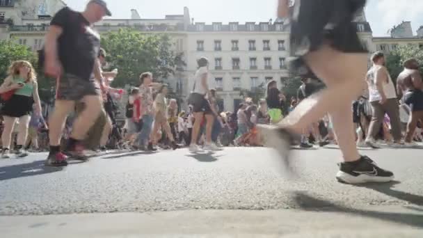 Paris Franţa Iunie 2023 Oamenii Merg Străzile Orașului Parada Anuală — Videoclip de stoc