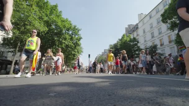 Париж Франция Июня 2023 Года Люди Ходят Улицам Города Ежегодном — стоковое видео