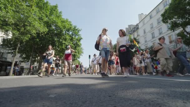 Paryż Francja Czerwca 2023 Ludzie Chodzą Ulicami Miasta Corocznej Paradzie — Wideo stockowe