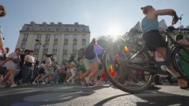 Paris, Fransa. 24 Haziran 2023. İnsanlar her yıl düzenlenen LGBTQ hakları geçit töreninde şehir sokaklarında yürüyor..