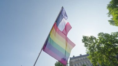 Paris, Fransa. 24 Haziran 2023. İnsanlar her yıl düzenlenen LGBTQ hakları geçit töreninde şehir sokaklarında yürüyor..