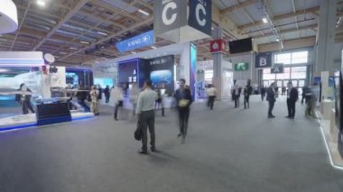 Le bourget, Fransa. 21 Haziran 2023. Paris Hava Salonu 'nu ziyaret edenler koridorlarda ve uçak sergilerinde yürüyorlar..