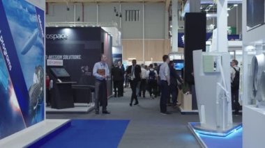 Le bourget, Fransa. 21 Haziran 2023. Paris Hava Salonu 'nu ziyaret edenler koridorlarda ve uçak sergilerinde yürüyorlar..