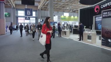 Le bourget, Fransa. 21 Haziran 2023. Paris Hava Salonu 'nu ziyaret edenler koridorlarda ve uçak sergilerinde yürüyorlar..