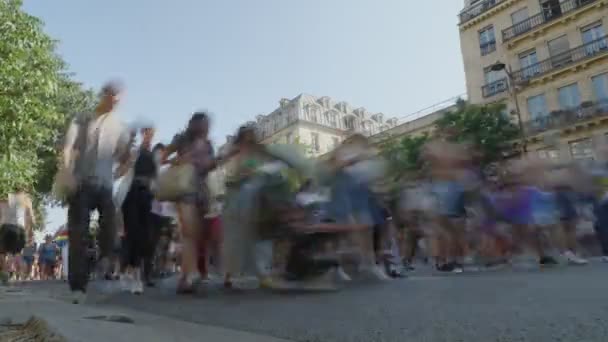 フランス 2023年6月24日 Lgbtの権利のための毎年恒例のプライドパレードで街を歩く人々 — ストック動画
