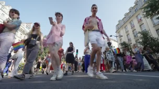 Paris Frankreich Juni 2023 Menschen Gehen Bei Der Jährlichen Pride — Stockvideo