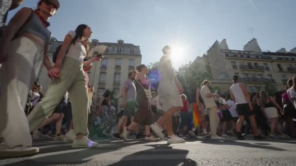 Παρίσι Γαλλία Ιουνίου 2023 Άνθρωποι Περπατούν Στους Δρόμους Της Πόλης — Αρχείο Βίντεο