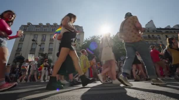 Παρίσι Γαλλία Ιουνίου 2023 Άνθρωποι Περπατούν Στους Δρόμους Της Πόλης — Αρχείο Βίντεο