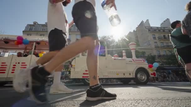 フランス 2023年6月24日 Lgbtの権利のための毎年恒例のプライドパレードで街を歩く人々 — ストック動画