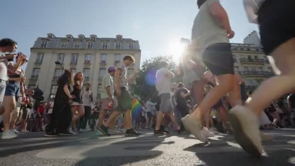 Paris França Junho 2023 Pessoas Andam Pelas Ruas Cidade Desfile — Vídeo de Stock