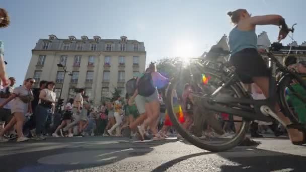 Paris Frankrike Juni 2023 Folk Går Stadens Gator Den Årliga — Stockvideo