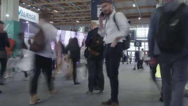 Bourget Francie Června2023 Návštěvníci Pařížského Leteckého Salonu Procházejí Chodbách Výstavách — Stock video