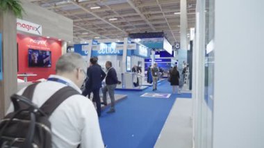 Le bourget, Fransa. 21 Haziran 2023. Paris Hava Salonu 'nu ziyaret edenler koridorlarda ve uçak sergilerinde yürüyorlar..