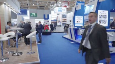 Le bourget, Fransa. 21 Haziran 2023. Paris Hava Salonu 'nu ziyaret edenler koridorlarda ve uçak sergilerinde yürüyorlar..