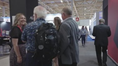 Le bourget, Fransa. 21 Haziran 2023. Paris Hava Salonu 'nu ziyaret edenler koridorlarda ve uçak sergilerinde yürüyorlar..