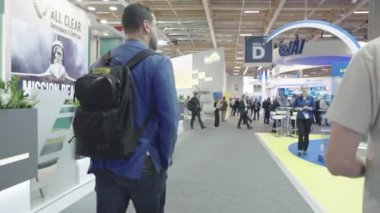 Le bourget, Fransa. 21 Haziran 2023. Paris Hava Salonu 'nu ziyaret edenler koridorlarda ve uçak sergilerinde yürüyorlar..