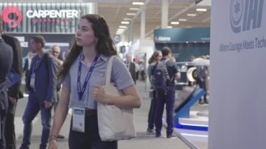 Le bourget, Fransa. 21 Haziran 2023. Paris Hava Salonu 'nu ziyaret edenler koridorlarda ve uçak sergilerinde yürüyorlar..