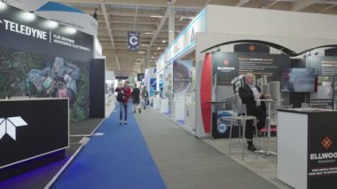 Le bourget, Fransa. 21 Haziran 2023. Paris Hava Salonu 'nu ziyaret edenler koridorlarda ve uçak sergilerinde yürüyorlar..