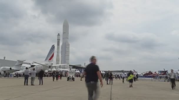 Bourget Frankrike Juni 2023 Besökare Till Paris Air Salon Promenad — Stockvideo