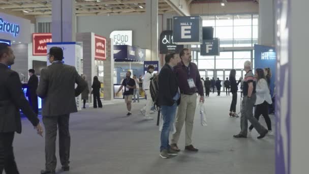 Бурже Франция Июня 2023 Года Посетители Парижского Авиасалона Прогуливаются Залам — стоковое видео
