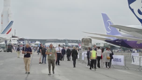 Bourget Francie Června2023 Návštěvníci Pařížského Leteckého Salonu Procházejí Chodbách Výstavách — Stock video