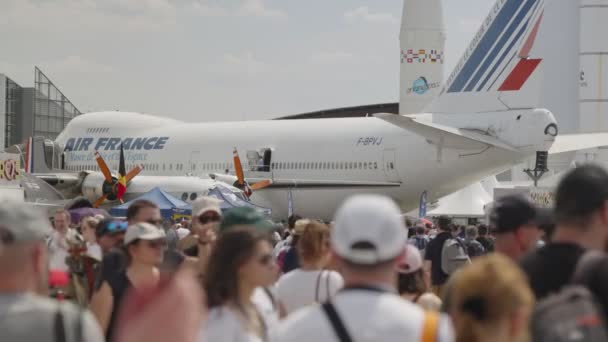 フランスのル ブルジェ 2023年6月21日 パリ航空サロンへの訪問者は ホールや飛行機の展示会を歩く — ストック動画