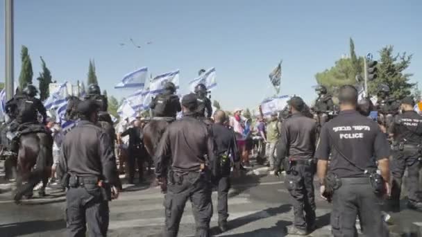 耶路撒冷 Israel 2023年7月24日暴动期间面对警察的示威者 — 图库视频影像