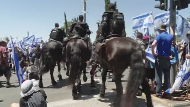 エルサレム イスラエル 2023年7月23日 市街地でデモ行進するデモ隊 — ストック動画