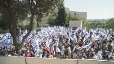 Kudüs, İsmail. 24 Temmuz 2023. Şehir sokaklarında yürüyüş yapan göstericiler.