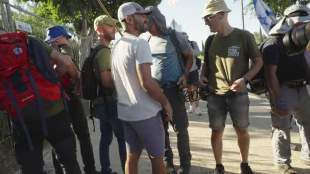 エルサレム イスラエル 2023年7月24日 暴動の最中に警察に立ち向かうデモ隊 — ストック動画